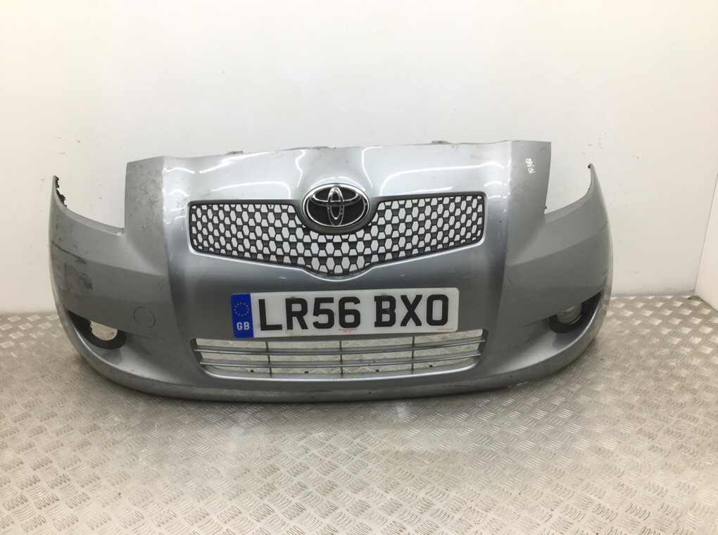 Бампер передний для Toyota Yaris, 2006 г. 1.3 i бензин б/у