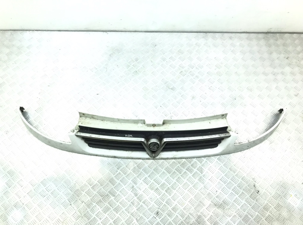 Решетка радиатора для Opel Vivaro, 2005 г. 1.9 DCi дизель б/у — фото 2