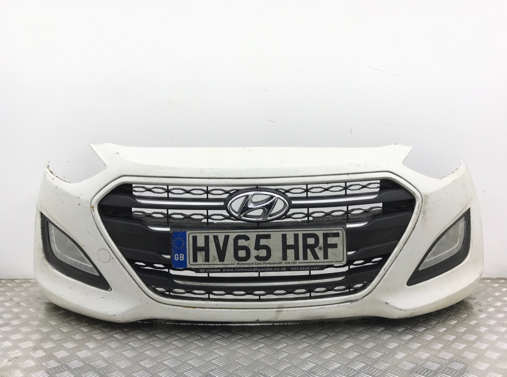 Бампер передний для Hyundai i30, 2015 г. 1.6 CRDi дизель б/у