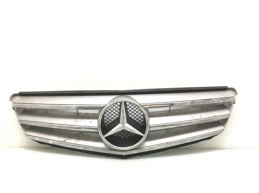 Решетка радиатора для Mercedes C W204, 2009 г. 2.2 CDi дизель б/у