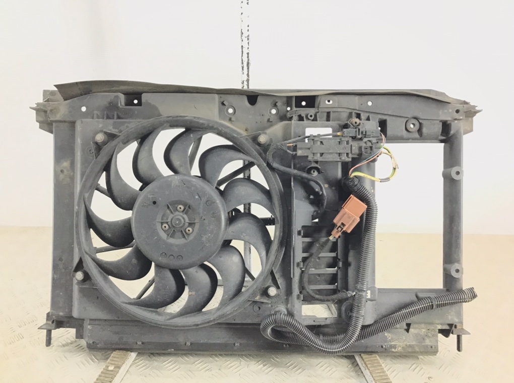 Панель передняя (телевизор) для Citroen C4 Picasso, 2009 г. 2.0 HDi дизель б/у