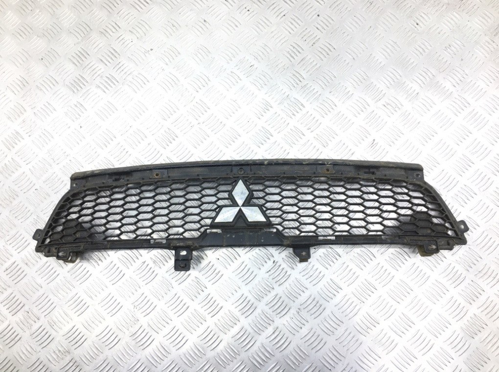 Решетка радиатора для Mitsubishi Outlander, 2012 г. 2.3 D дизель б/у