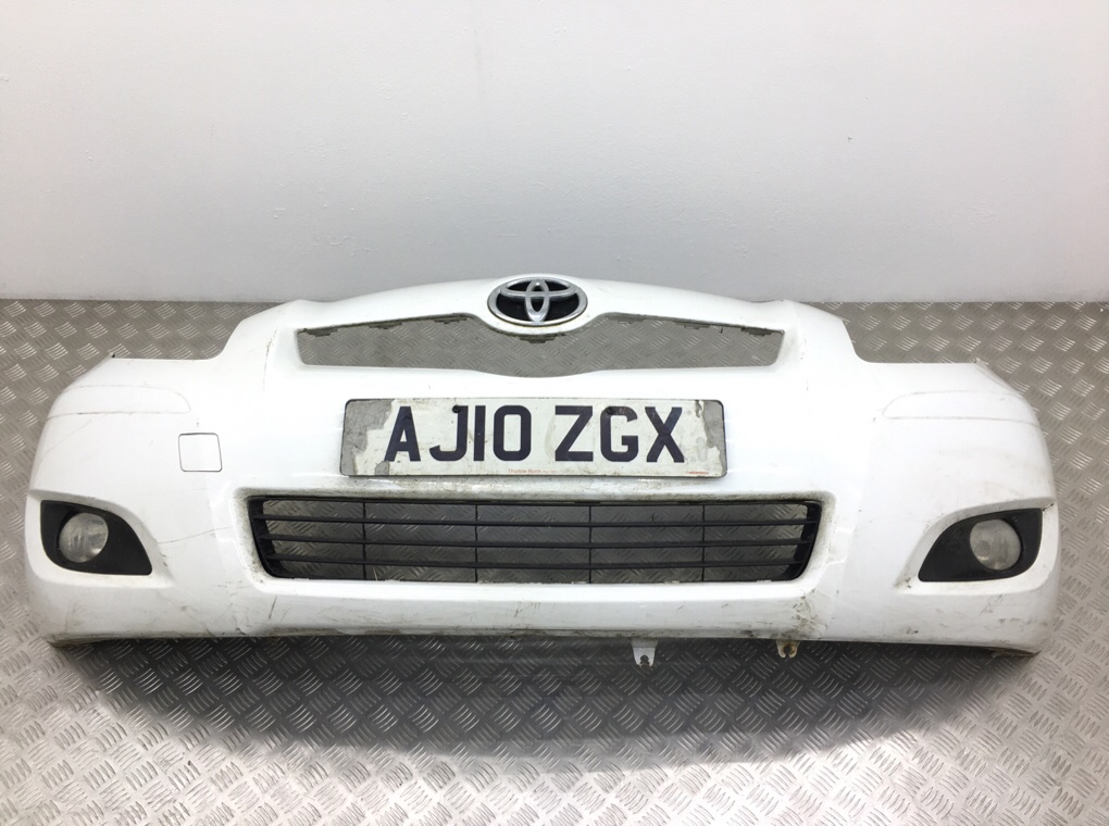 Бампер передний для Toyota Yaris, 2010 г. 1.3 i бензин б/у