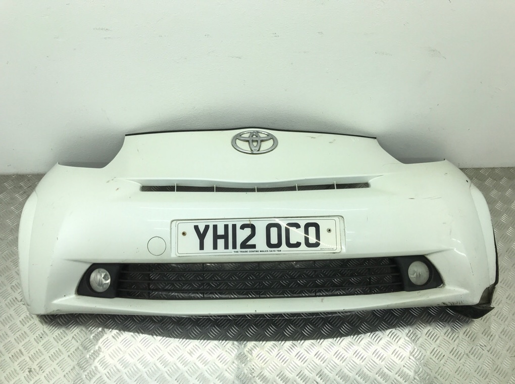 Бампер передний для Toyota iQ, 2012 г. 1.0 i бензин б/у