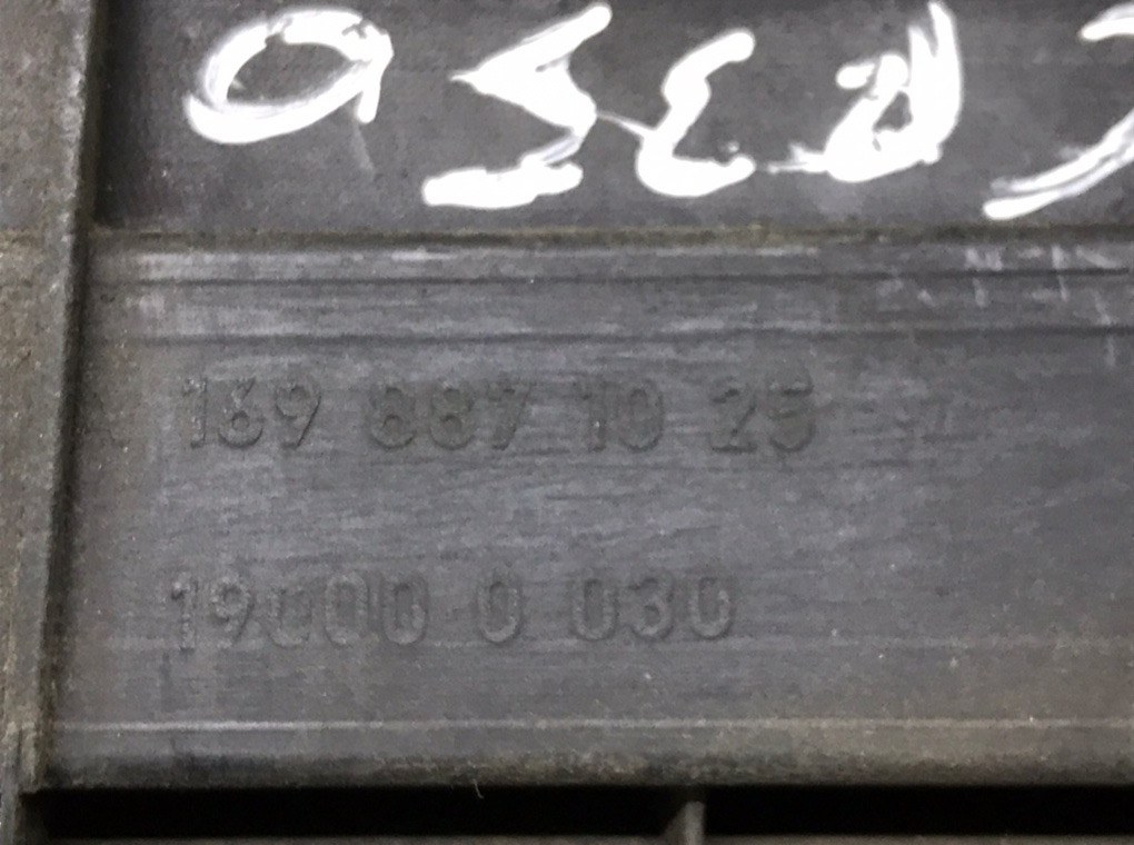 Заглушка (решетка) в бампер передний для Mercedes A W169, 2011 г. 1.5 i бензин б/у — фото 5