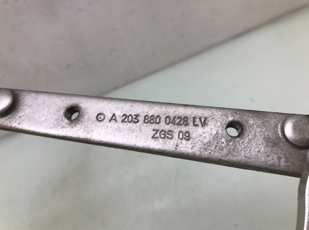Петля капота правая для Mercedes C W203, 2004 г. 2.2 CDi дизель б/у — фото 6