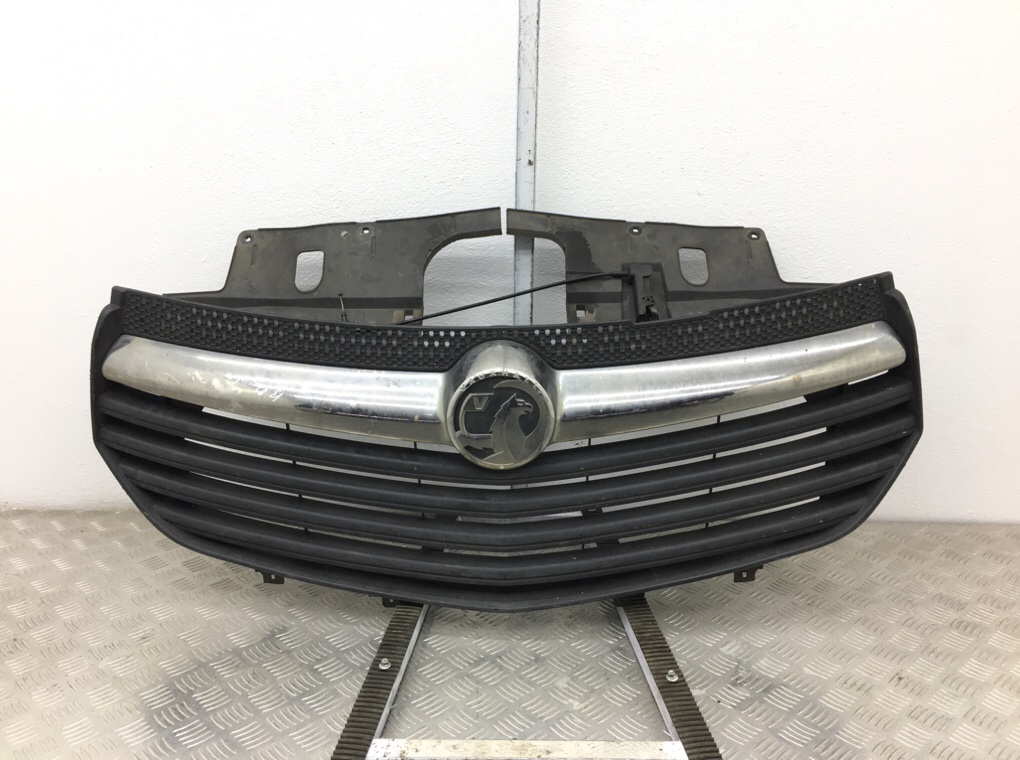 Решетка радиатора для Opel Vivaro, 2015 г. 1.6 DCi дизель б/у