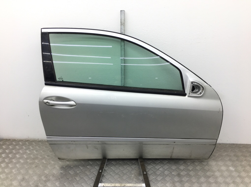 Дверь передняя правая для Mercedes C W203, 2002 г. 1.8 i бензин б/у