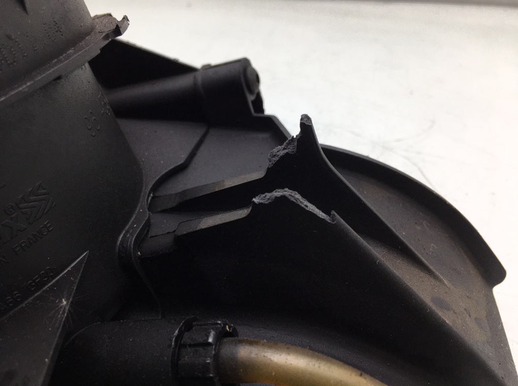 Корпус топливного фильтра для Citroen C4, 2009 г. 2.0 HDI дизель б/у — фото 7