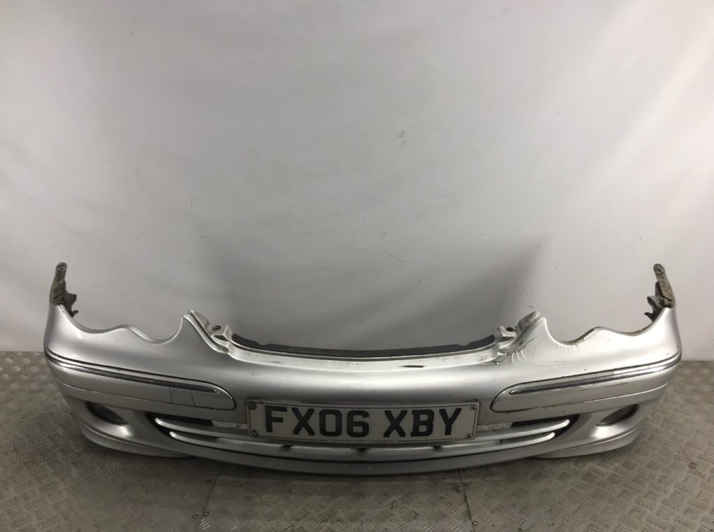 Бампер передний для Mercedes C W203, 2006 г. 2.2 CDi дизель б/у