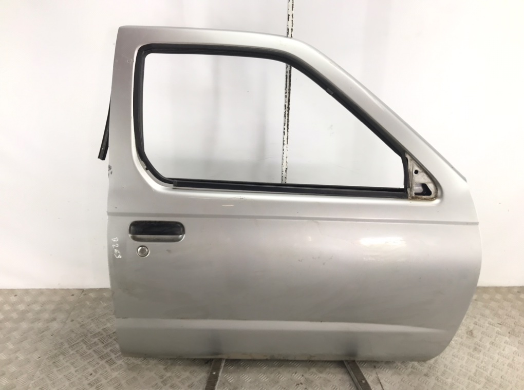 Дверь передняя правая для Nissan Navara, 2003 г. 2.5 DCi дизель б/у