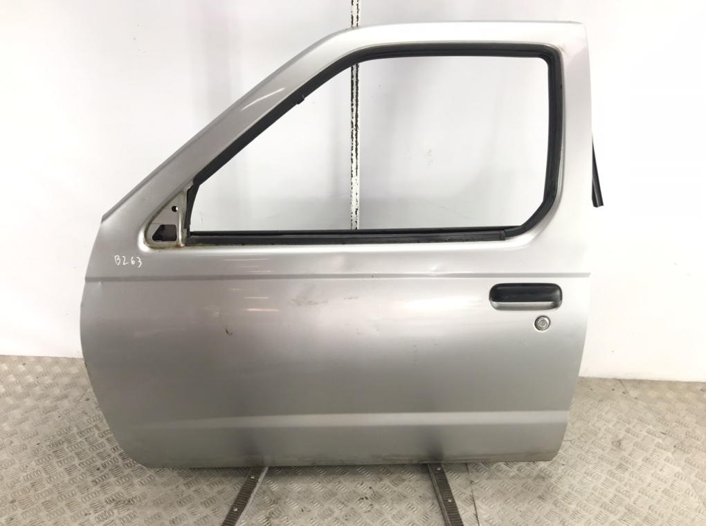 Дверь передняя левая для Nissan Navara, 2003 г. 2.5 DCi дизель б/у