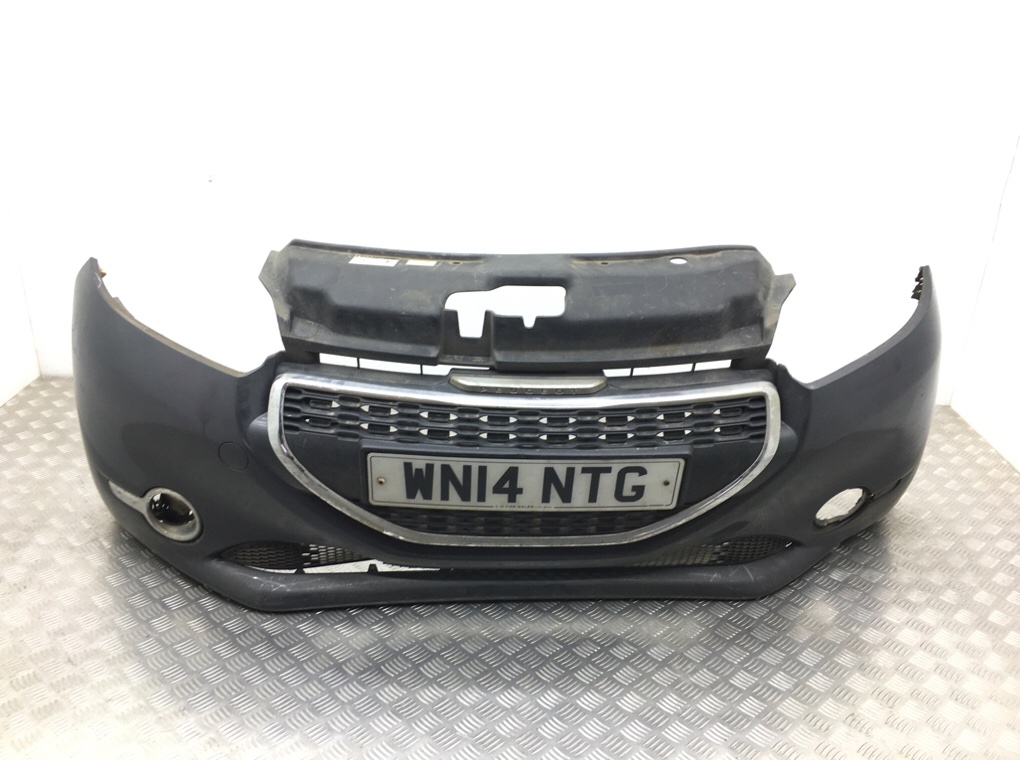Бампер передний для Peugeot 208, 2014 г. 1.4 HDi дизель б/у