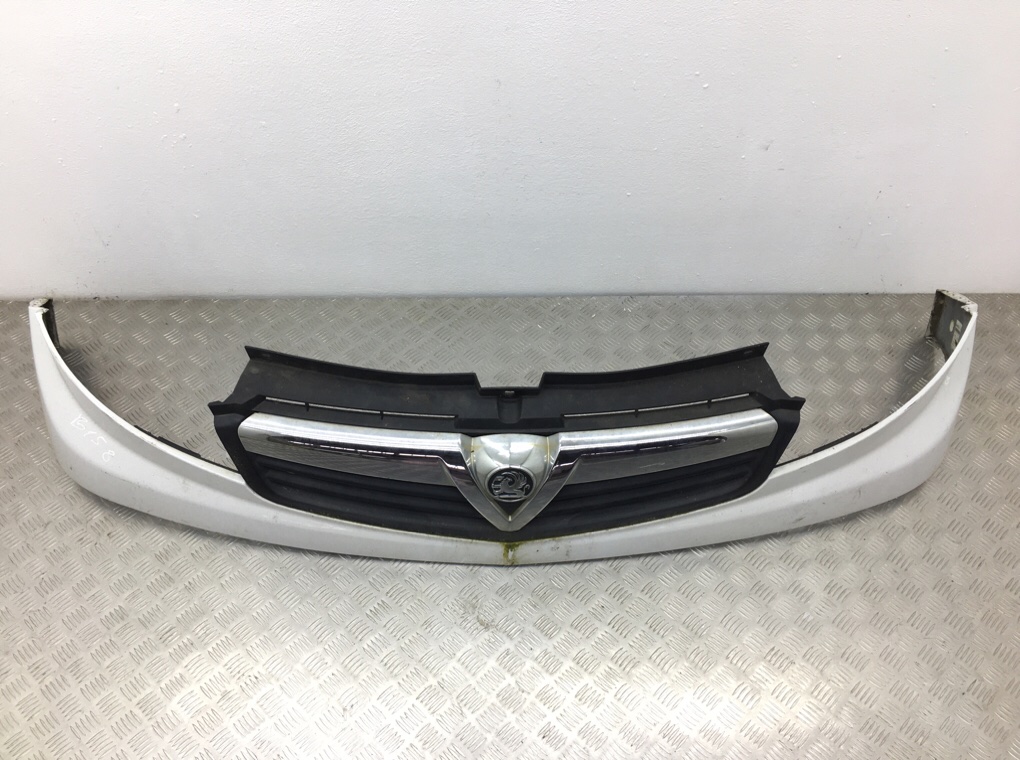 Решетка радиатора для Opel Vivaro, 2008 г. 2.0 CDTi дизель б/у — фото 2