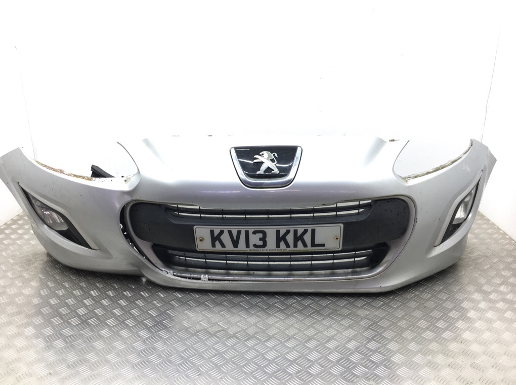 Бампер передний для Peugeot 308, 2013 г. 1.6 HDi дизель б/у