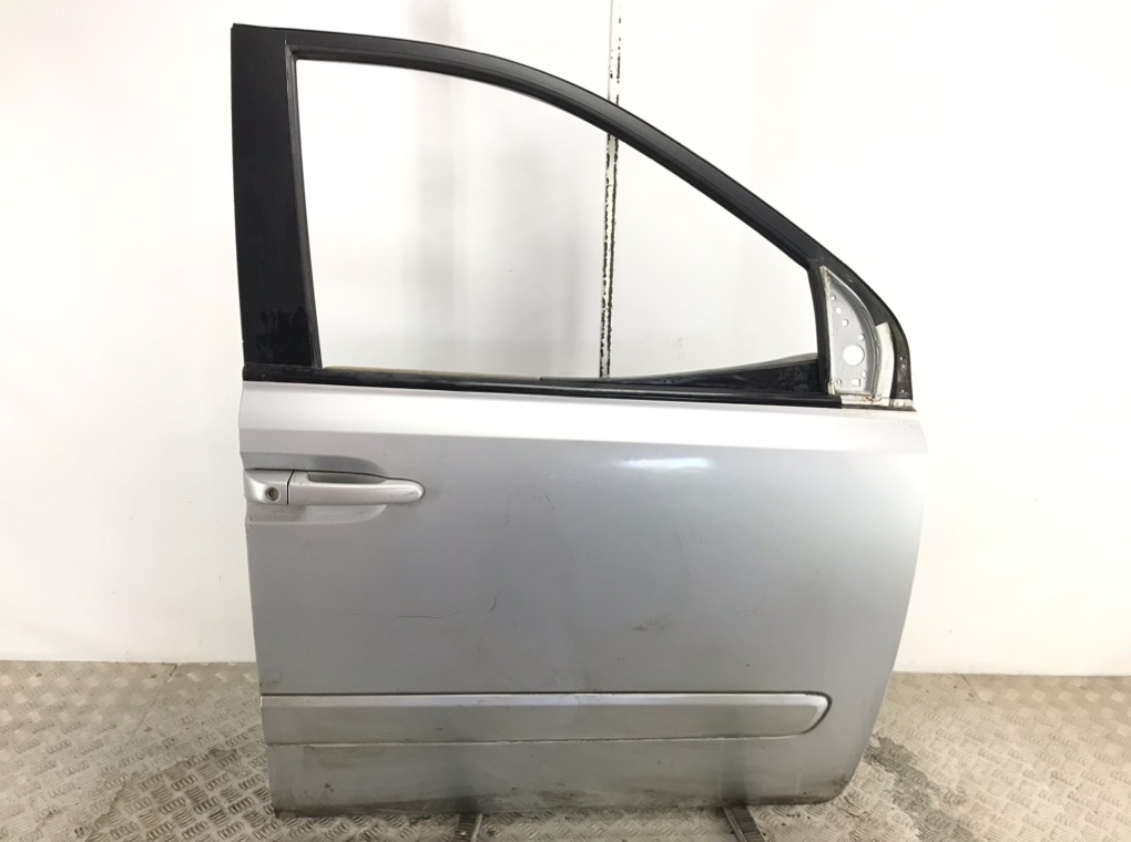 Дверь передняя правая для Kia Carnival, 2008 г. 2.9 CRDi дизель б/у