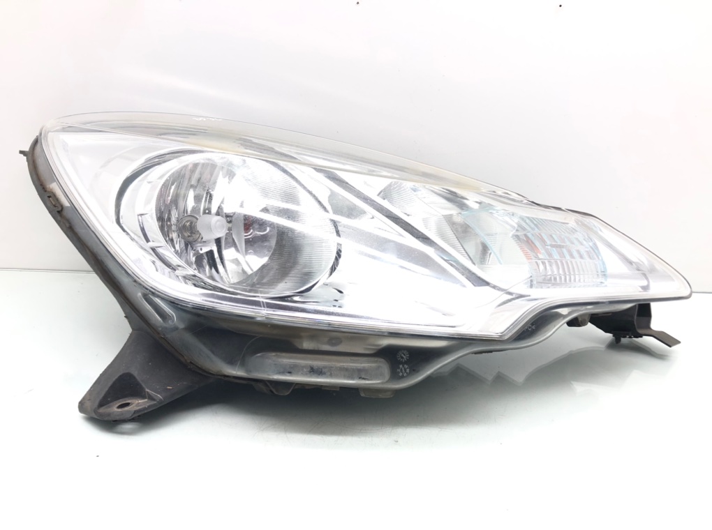 Фара правая для Citroen C3, 2014 г. 1.0 i бензин б/у
