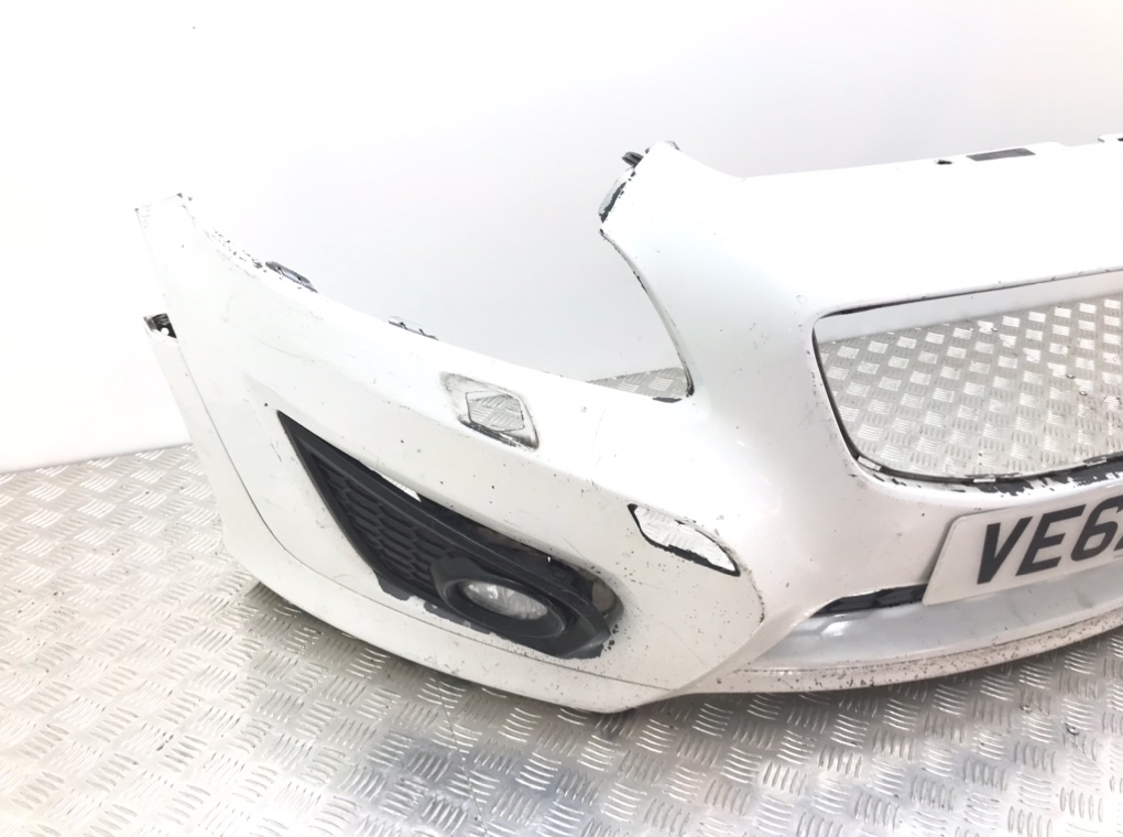 Бампер передний для Volvo C30, 2012 г. 2.0 i бензин б/у — фото 2