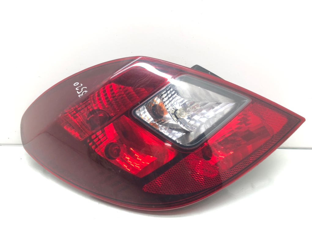 Фонарь задний левый для Opel Corsa, 2012 г. 1.4 i бензин б/у