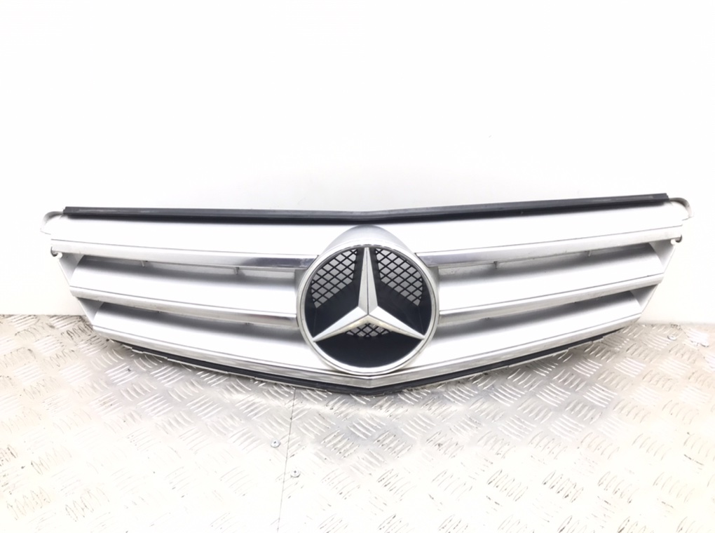 Решетка радиатора для Mercedes C W204, 2008 г. 2.2 CDi дизель б/у