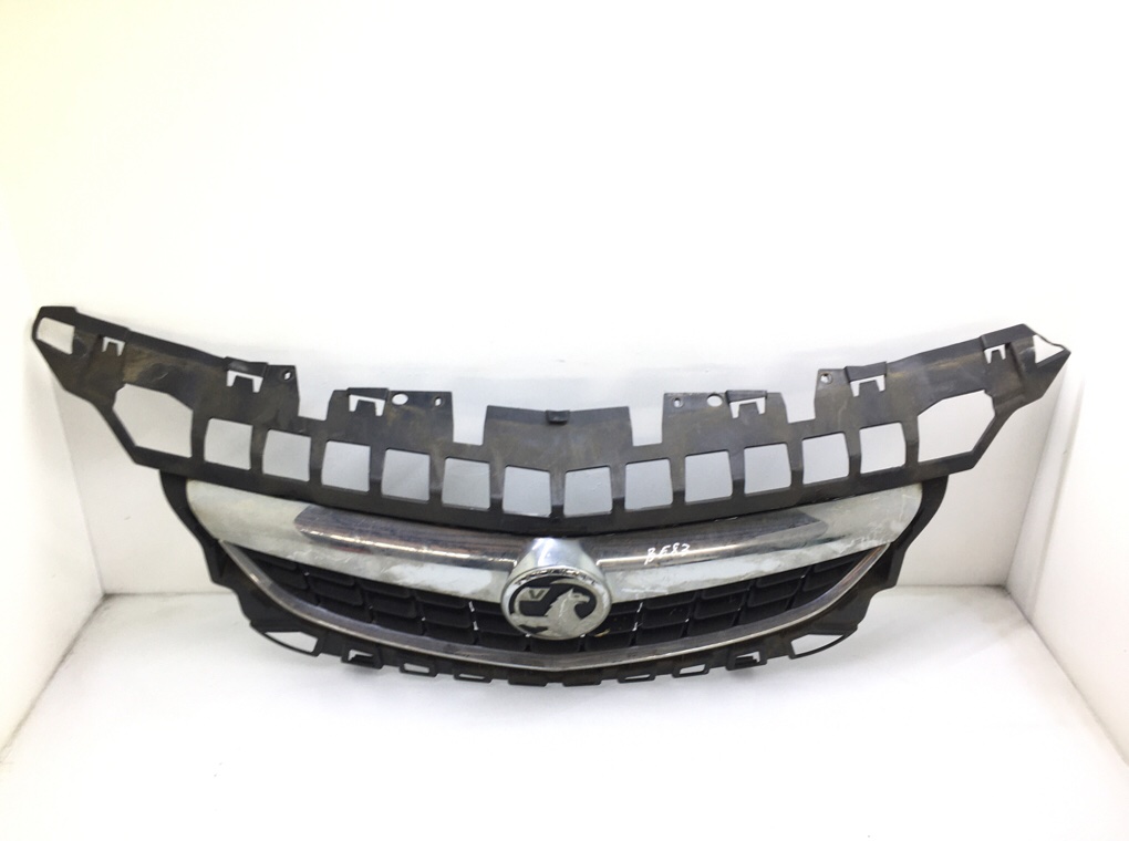 Решетка радиатора для Opel Astra, 2011 г. 1.7 CDTi дизель б/у — фото 2