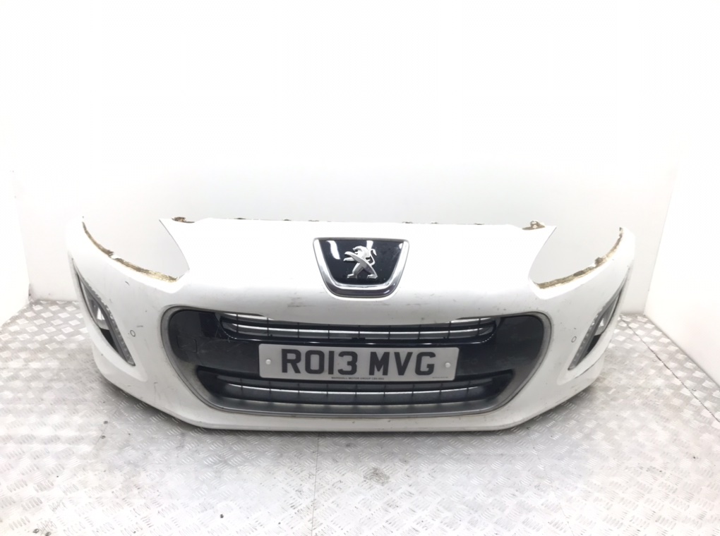 Бампер передний для Peugeot 308, 2013 г. 1.6 i бензин б/у