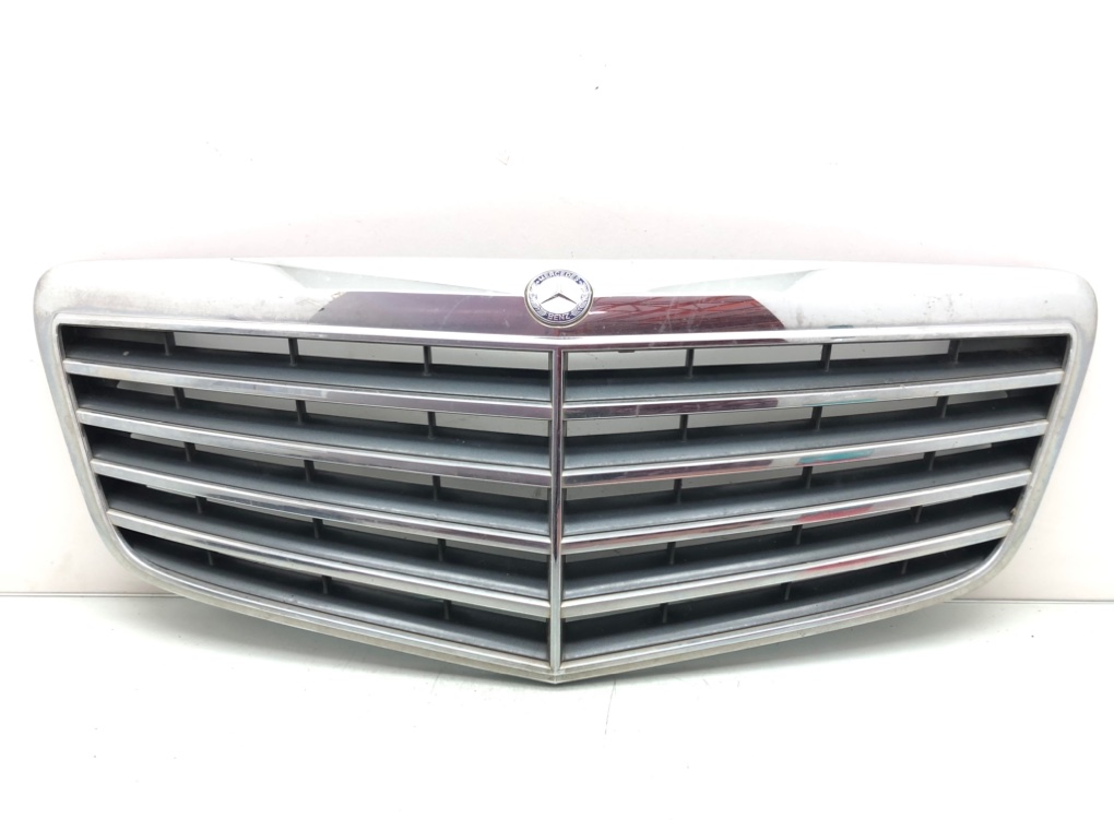 Решетка радиатора для Mercedes E W211, 2007 г. 2.2 CDi дизель б/у