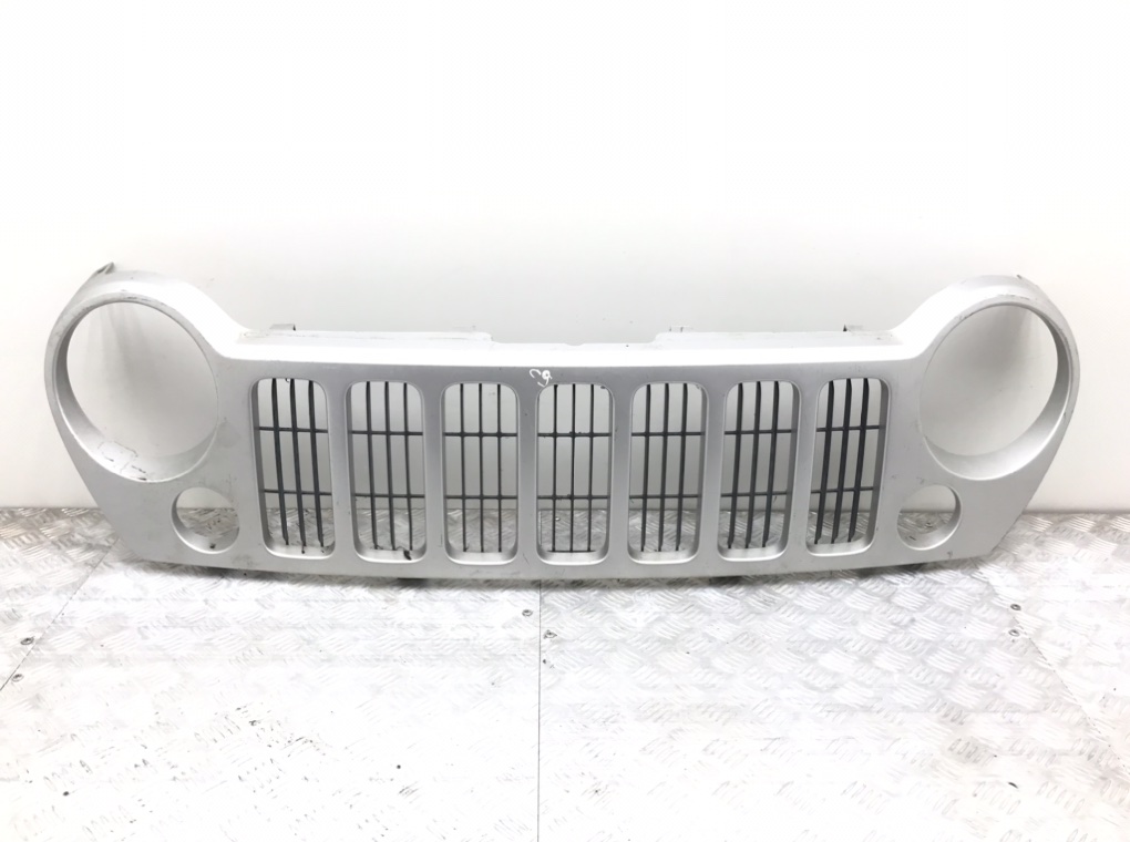 Решетка радиатора для Jeep Cherokee, 2007 г. 2.8 CRDi дизель б/у