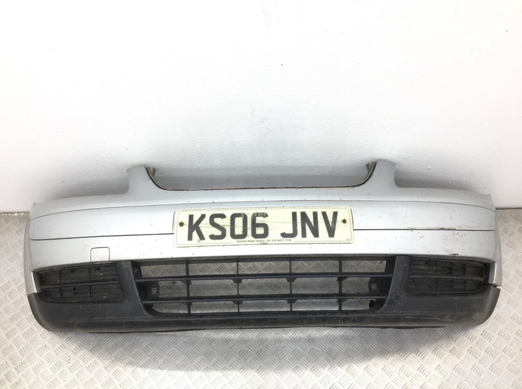Бампер передний для Volkswagen Touran, 2006 г. 2.0 TDi дизель б/у