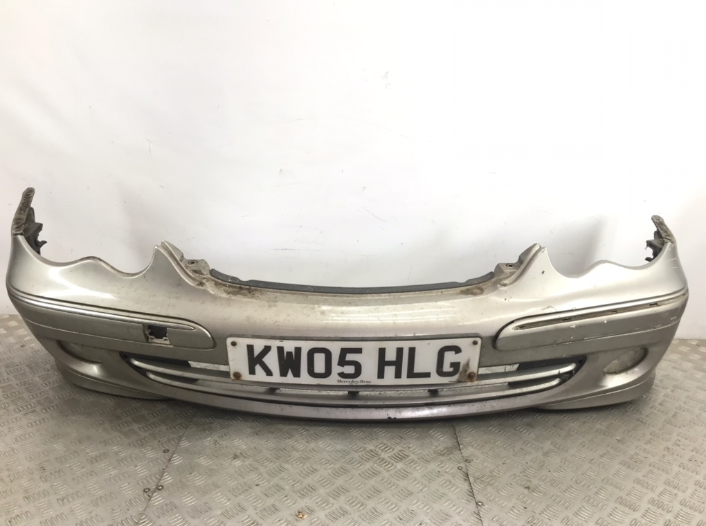 Бампер передний для Mercedes C W203, 2005 г. 2.2 CDi дизель б/у