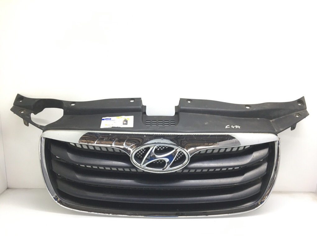 Решетка радиатора для Hyundai Santa Fe, 2011 г. 2.2 CRDi дизель б/у