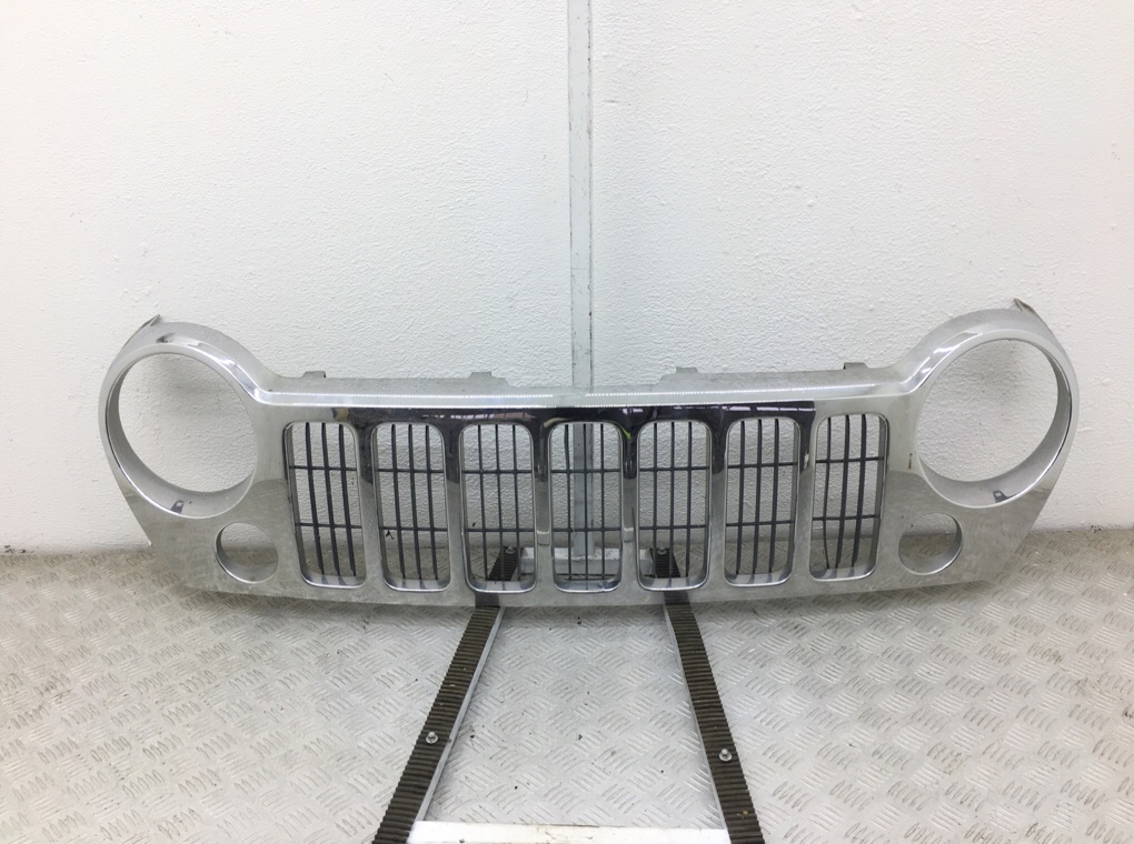 Решетка радиатора для Jeep Cherokee, 2007 г. 2.8 CRD дизель б/у