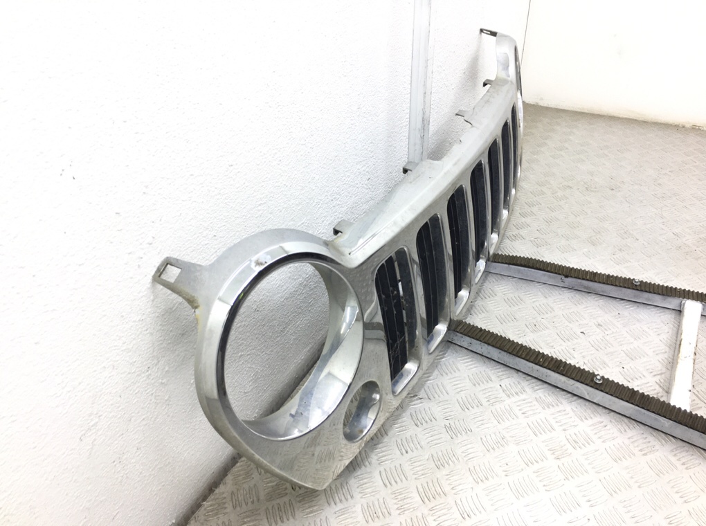 Решетка радиатора для Jeep Cherokee, 2007 г. 2.8 CRD дизель б/у — фото 3
