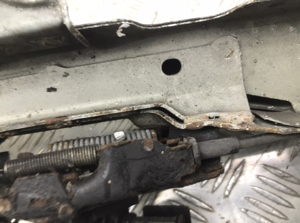 Планка под капот для Nissan Juke, 2014 г. 1.2 Ti бензин б/у — фото 5
