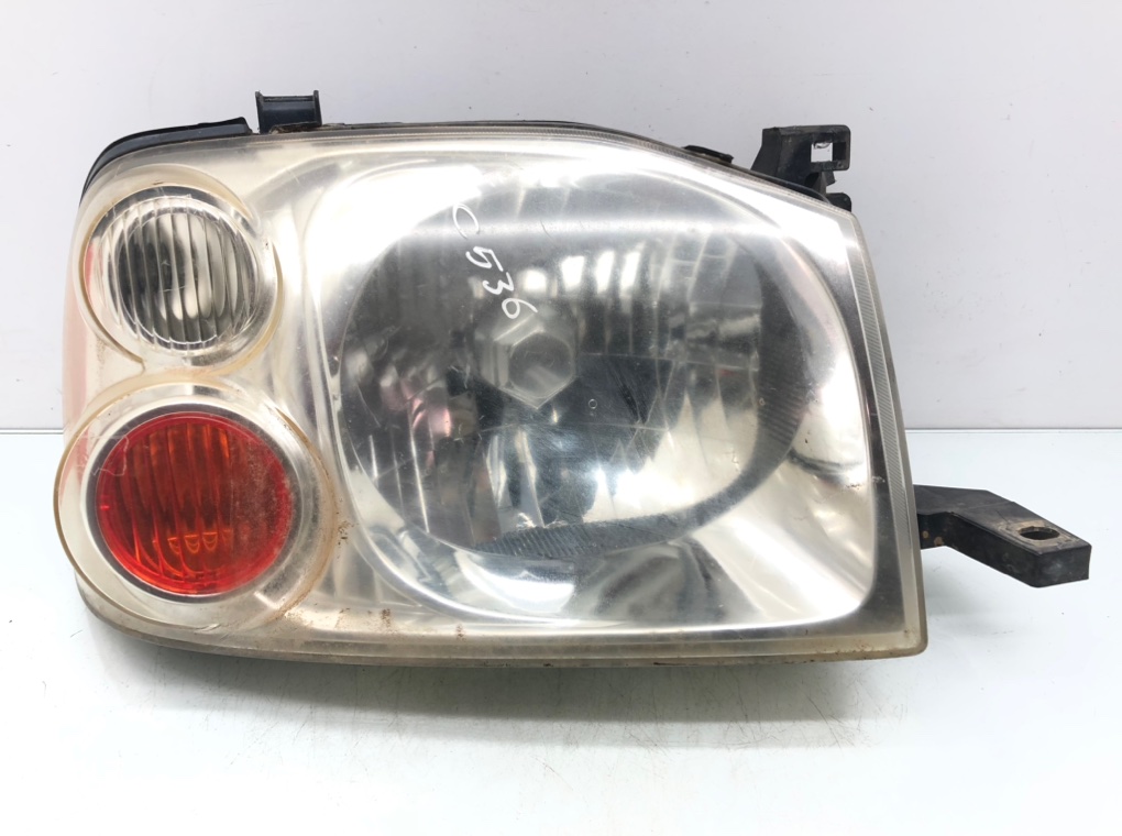 Фара правая для Nissan Navara, 2002 г. 2.5 DCi дизель б/у