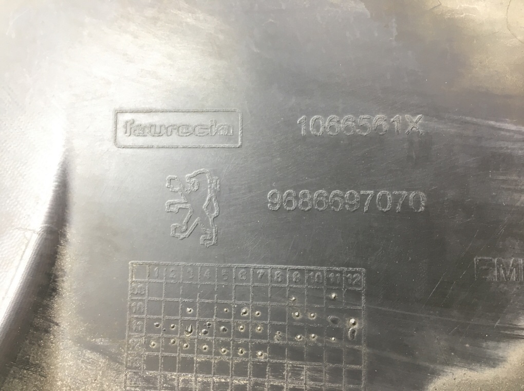 Накладка замка капота для Peugeot 508, 2012 г. 2.0 HDI дизель б/у — фото 5