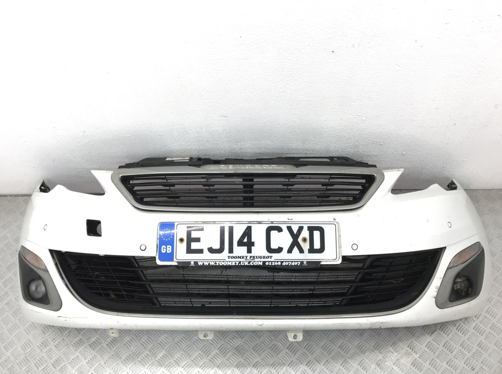 Бампер передний для Peugeot 308, 2014 г. 1.6 HDI дизель б/у
