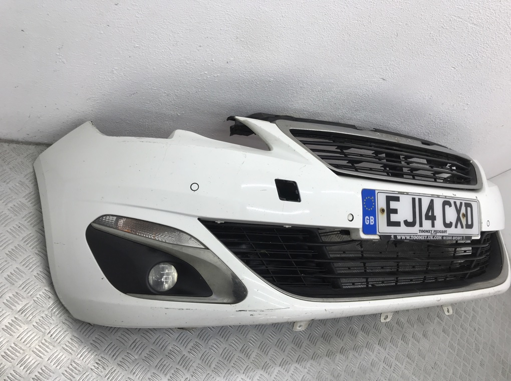 Бампер передний для Peugeot 308, 2014 г. 1.6 HDI дизель б/у — фото 3