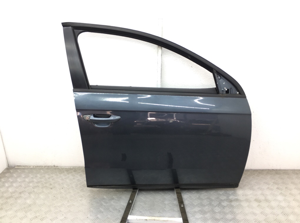 Дверь передняя правая для Volkswagen Passat, 2010 г. 1.6 TDi дизель б/у