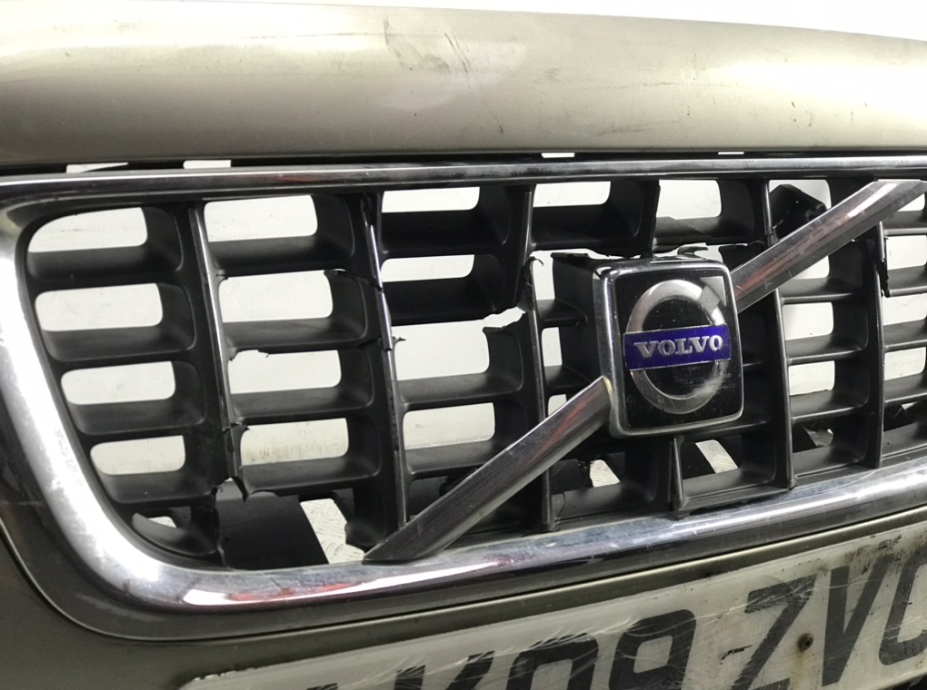 Бампер передний для Volvo V70, 2009 г. 2.4 TD дизель б/у — фото 7