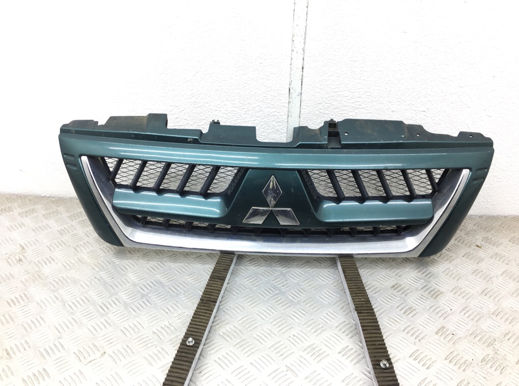 Решетка радиатора для Mitsubishi Pajero, 2003 г. 3.2 DiD дизель б/у