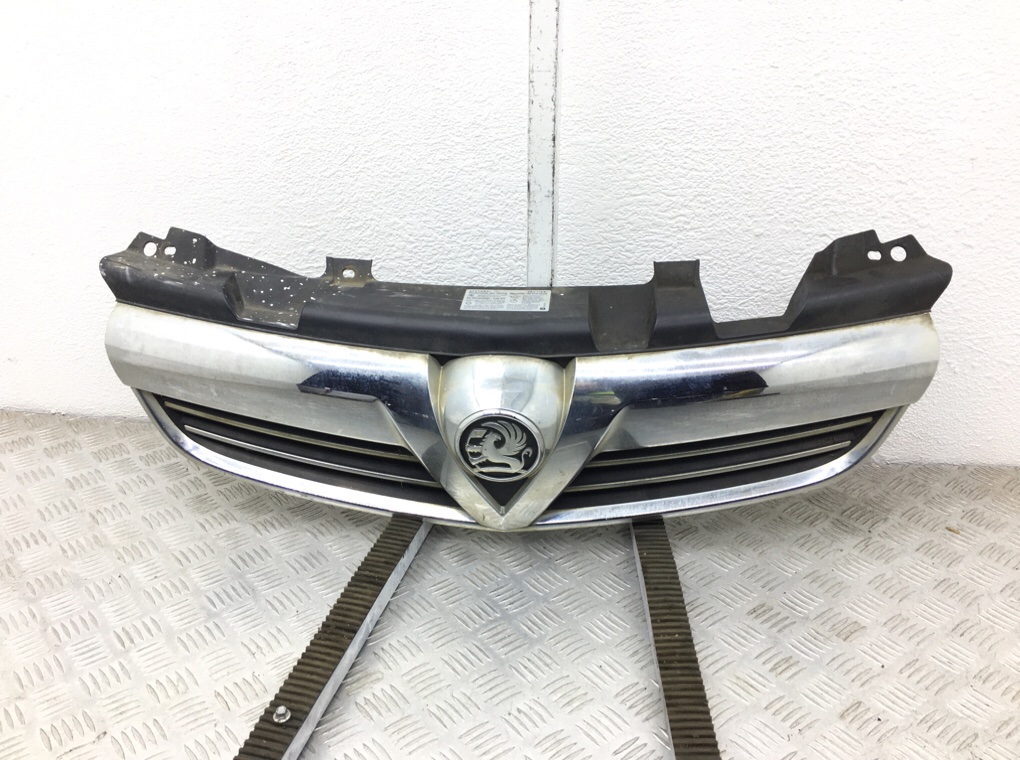 Решетка радиатора для Opel Zafira, 2010 г. 1.6 i бензин б/у