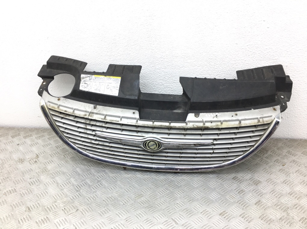 Решетка радиатора для Chrysler Grand Voyager, 2002 г. 3.3 i бензин б/у