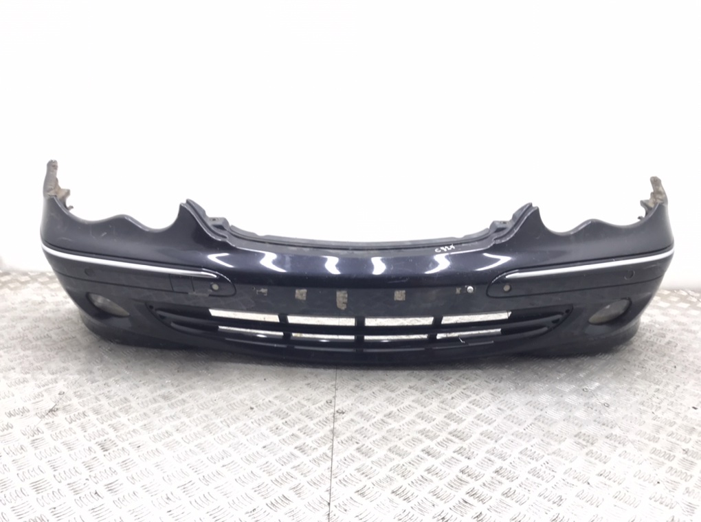 Бампер передний для Mercedes C W203, 2004 г. 2.2 CDi дизель б/у