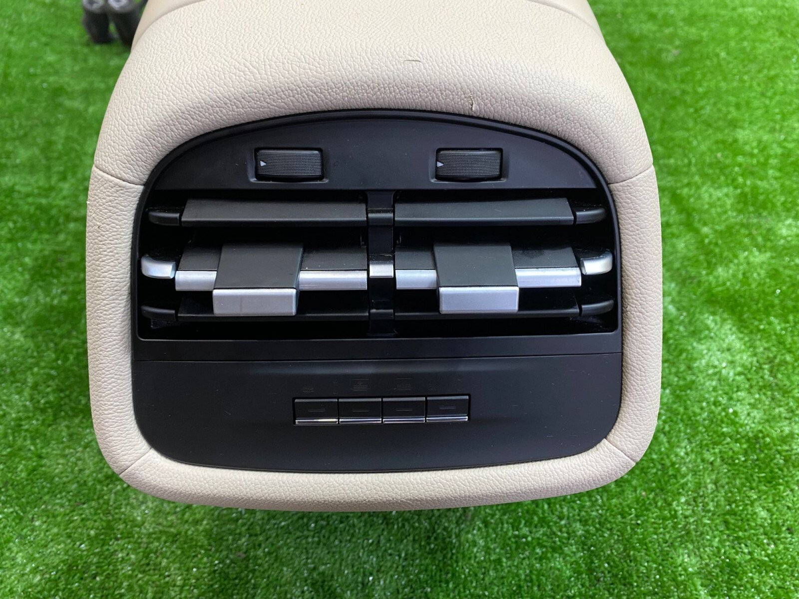 Бардачок между сиденьями GHIBLI 2013-2018 M157 V6 2WD 410HP