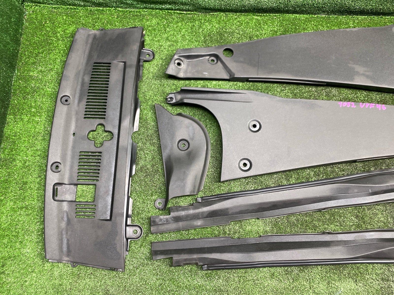 Накладка замка капота LS600HL 2013 UVF46 2UR-FSE Накладка замка капота LS600HL 2013 UVF46 2UR-FSE