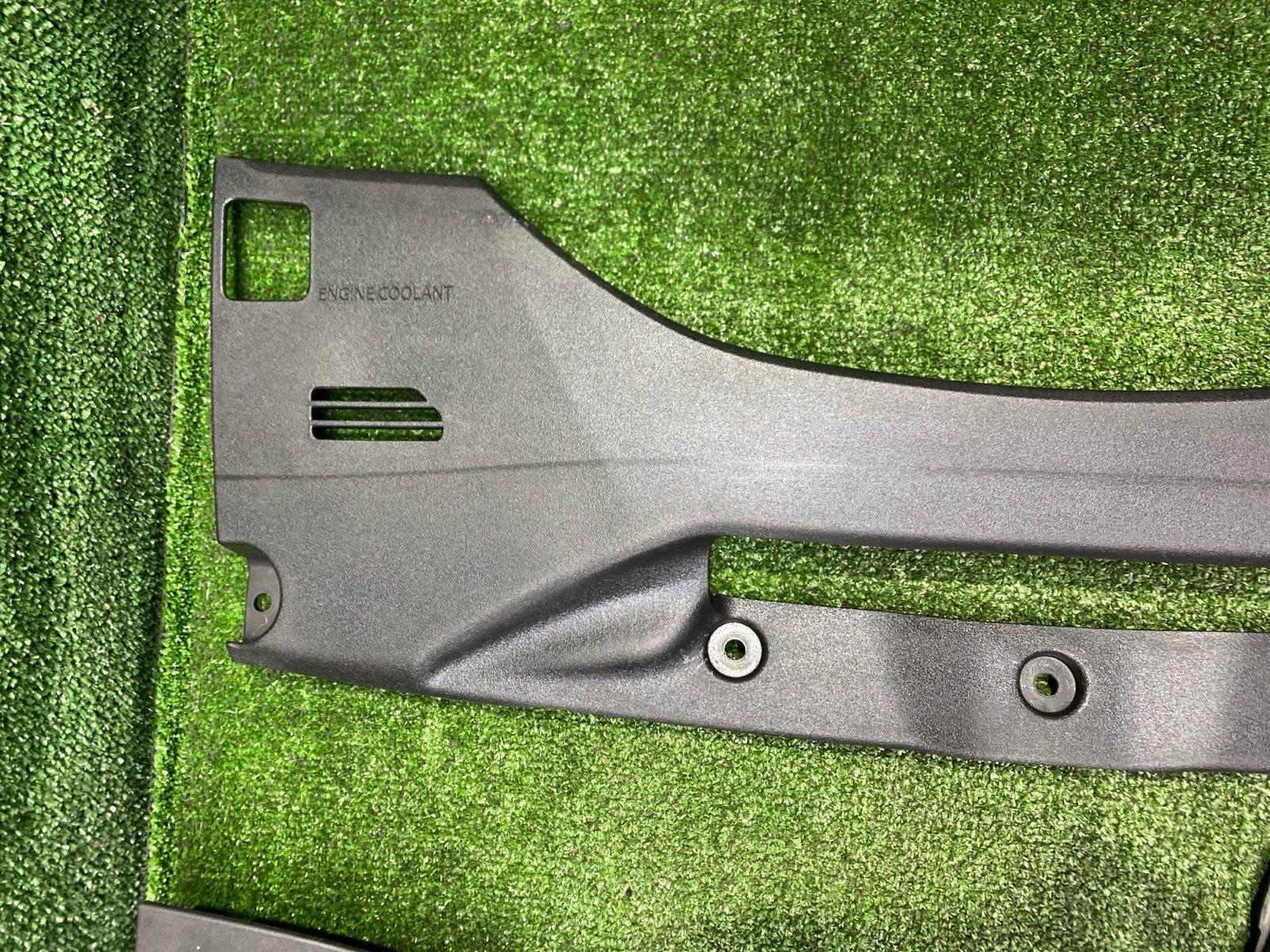 Накладка замка капота LS600HL 2013 UVF46 2UR-FSE Накладка замка капота LS600HL 2013 UVF46 2UR-FSE