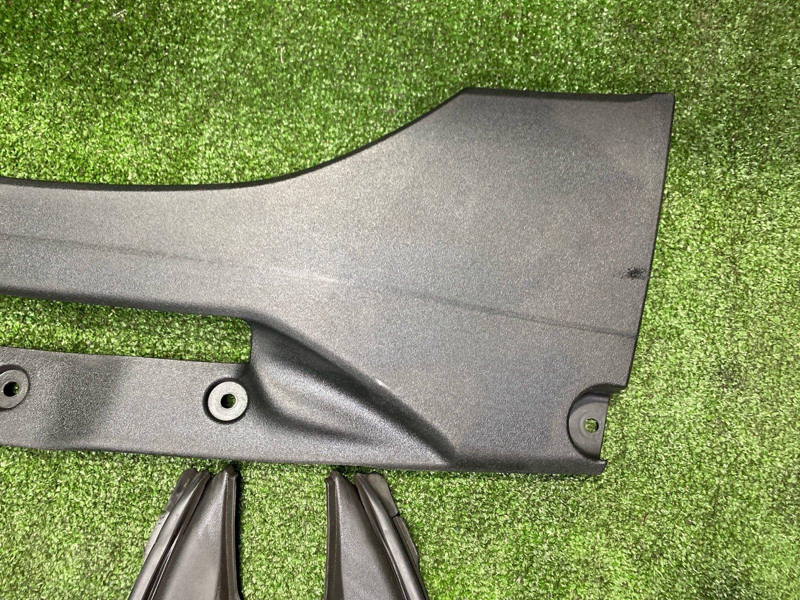 Накладка замка капота LS600HL 2013 UVF46 2UR-FSE Накладка замка капота LS600HL 2013 UVF46 2UR-FSE