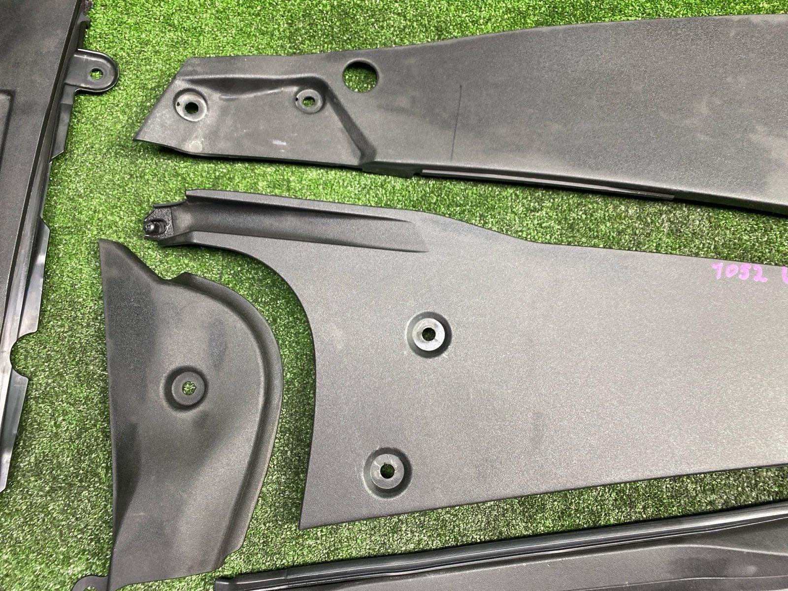 Накладка замка капота LS600HL 2013 UVF46 2UR-FSE Накладка замка капота LS600HL 2013 UVF46 2UR-FSE
