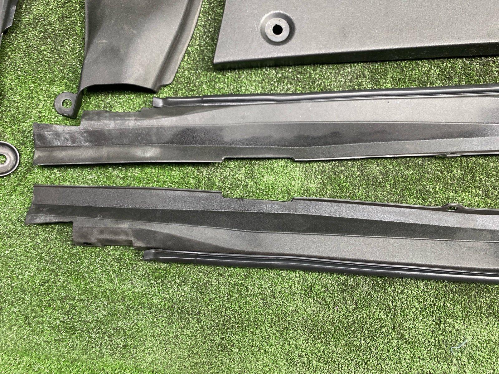 Накладка замка капота LS600HL 2013 UVF46 2UR-FSE Накладка замка капота LS600HL 2013 UVF46 2UR-FSE
